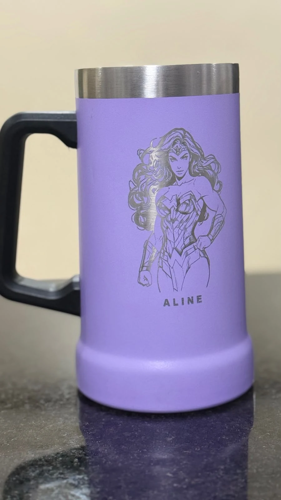 Caneca térmica roxa personalizada com personagem e nome