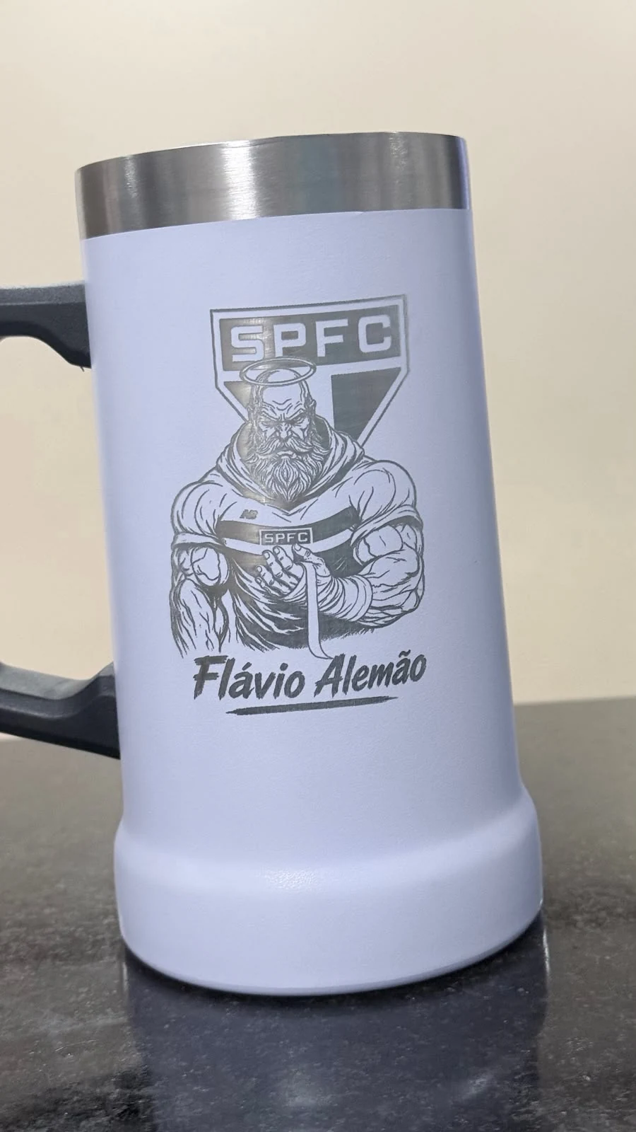 Caneca térmica clara personalizada com arte de futebol e nome