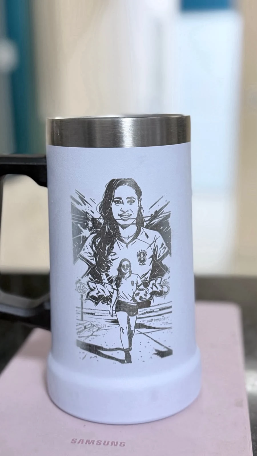 Caneca térmica clara com retrato personalizado por gravação